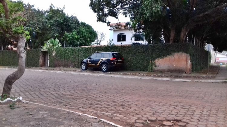 AÇAILÂNDIA – Polícia Federal Cumpri mandato de busca e apreensão na casa da ex-prefeita Gleide Santos 